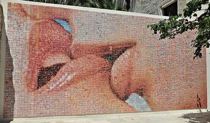 the mural of the kiss in Barcelona? In this post we want to present to you a striking work of art by the artist Joan Fontcuberta, whose inauguration took place at the beginning of summer 2014.